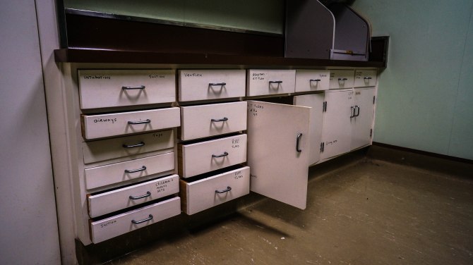 Operating theater equipment drawers
